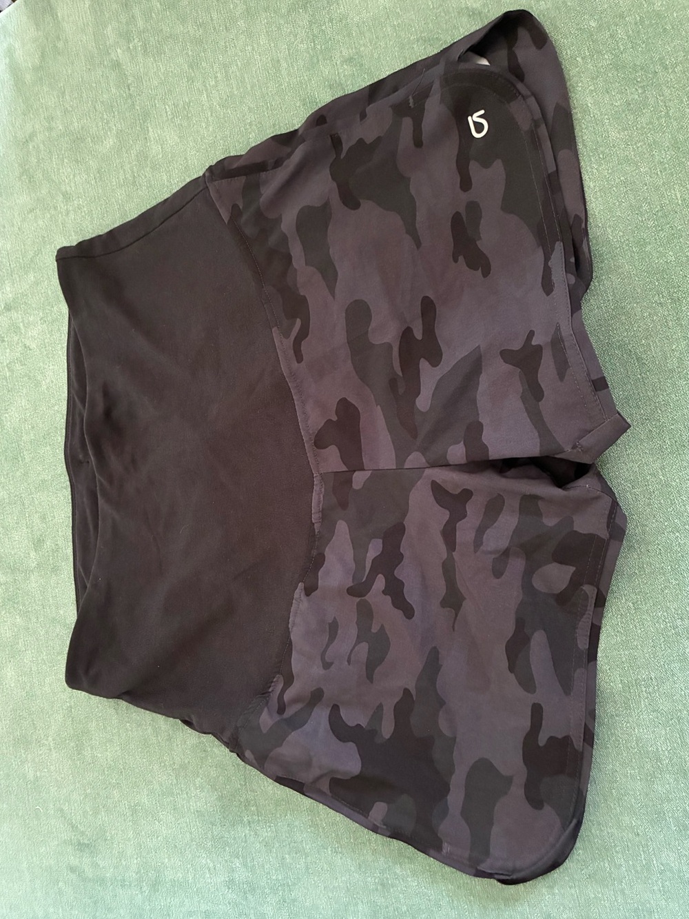 GapFit Maternity Full Panel 3.5" Running Shorts, Black camo, size extra small